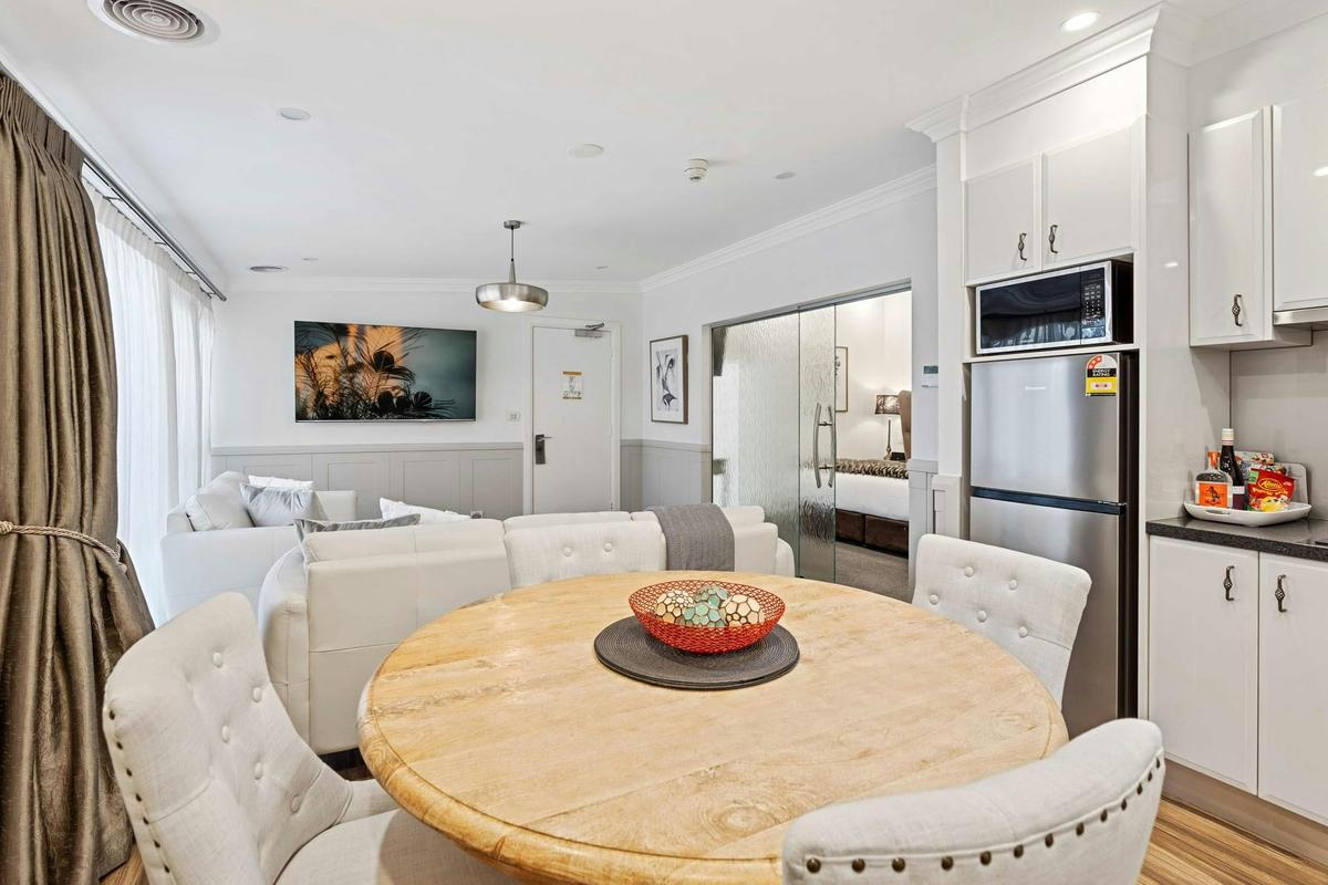 de Russie Boutique Hotel Orange - Blanche Residence - Kitchen/Dining Area