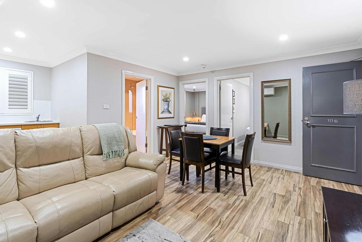 de Russie Boutique Hotel Orange - Three Bedroom Suite - Living/Dining Area