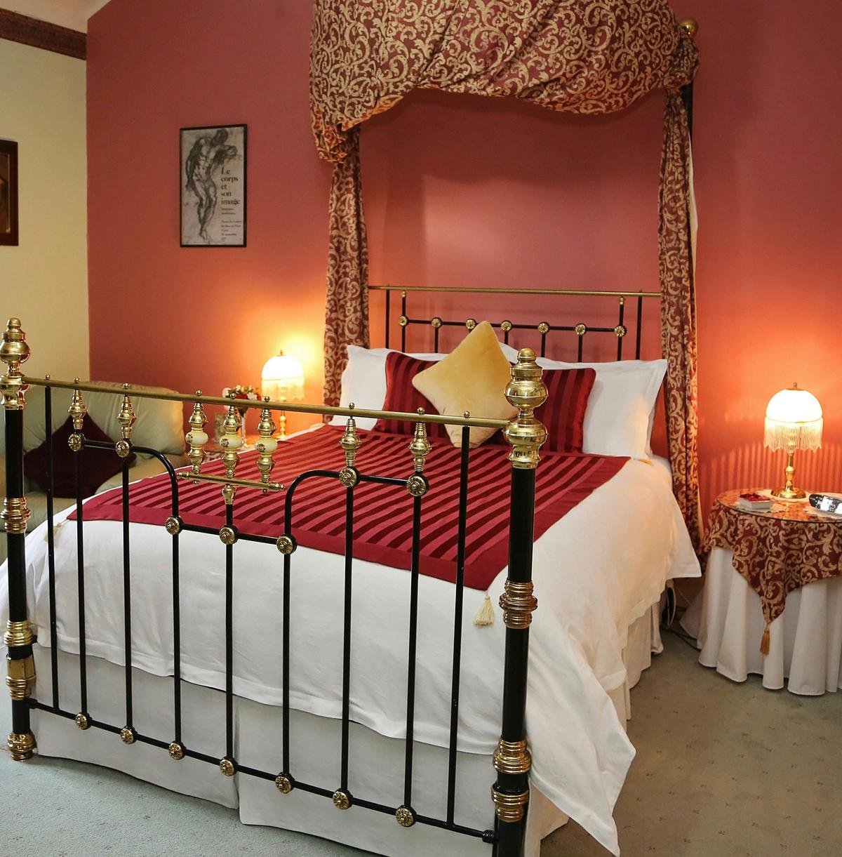 Red Queen Room