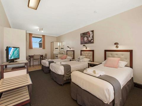 Triple Room with 1xQueen and 2xSingle Beds