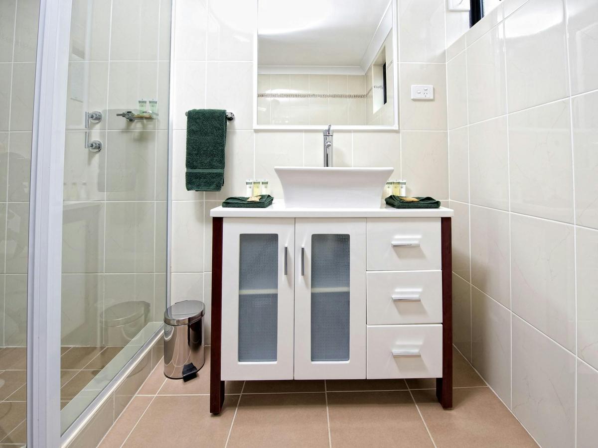 Full En Suite to Downstairs Bedroom