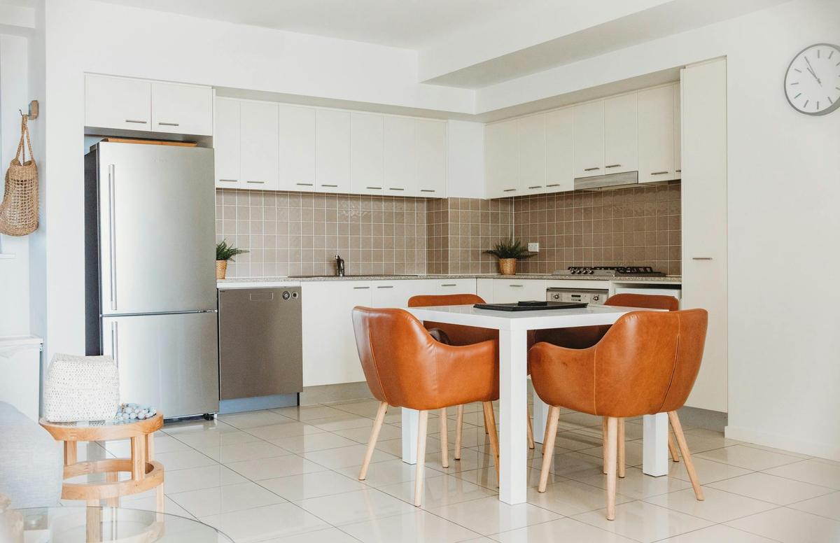 2 bedroom apartment, full kitchen/dining