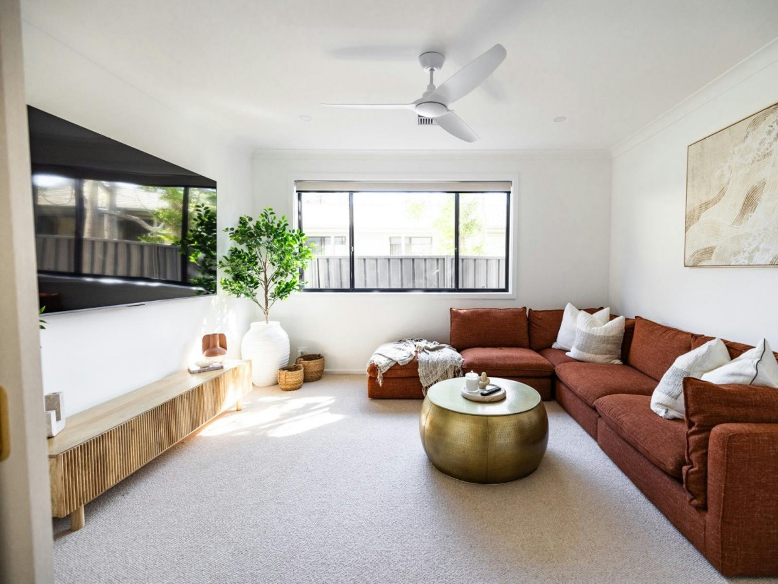 Large living room to relax and unwind after a day at the beach