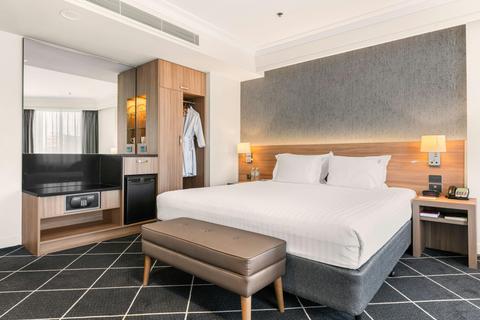 1 King Bed Suite, spacious room in hotel in city center of Sydney