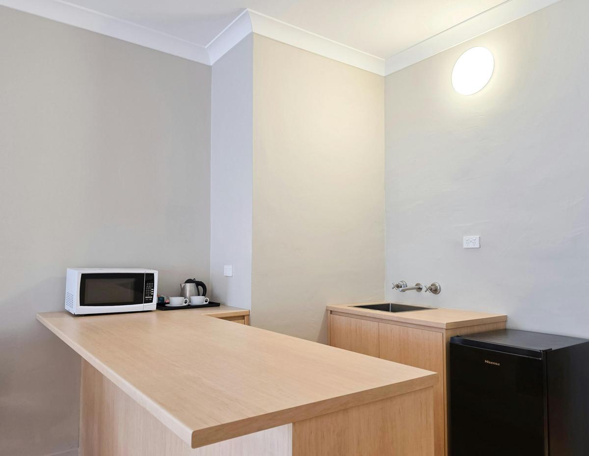 El Toro Motel, Warwick Farm NSW - Triple Comfort Room (Kitchenette)