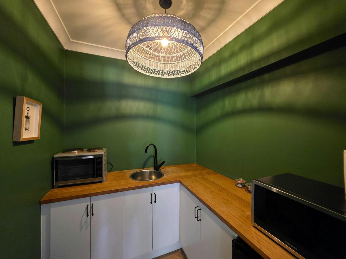 El Toro Motel, Warwick Farm NSW - Toro Suite (Two Bedroom, Kitchenette) - Kitchenette