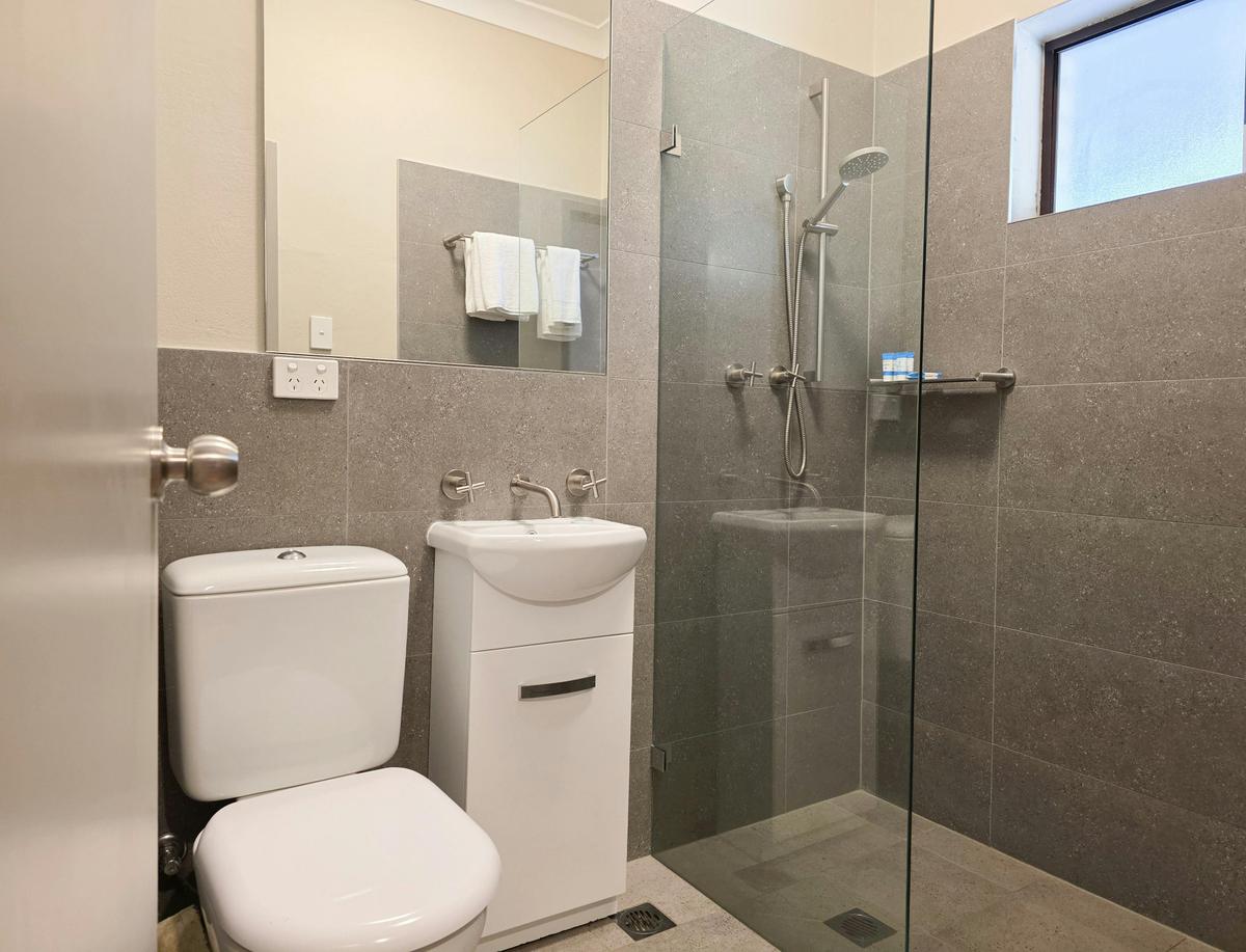 El Toro Motel, Warwick Farm NSW - Gran Toro Suite (Two Bedroom, Kitchenette) - Bathroom