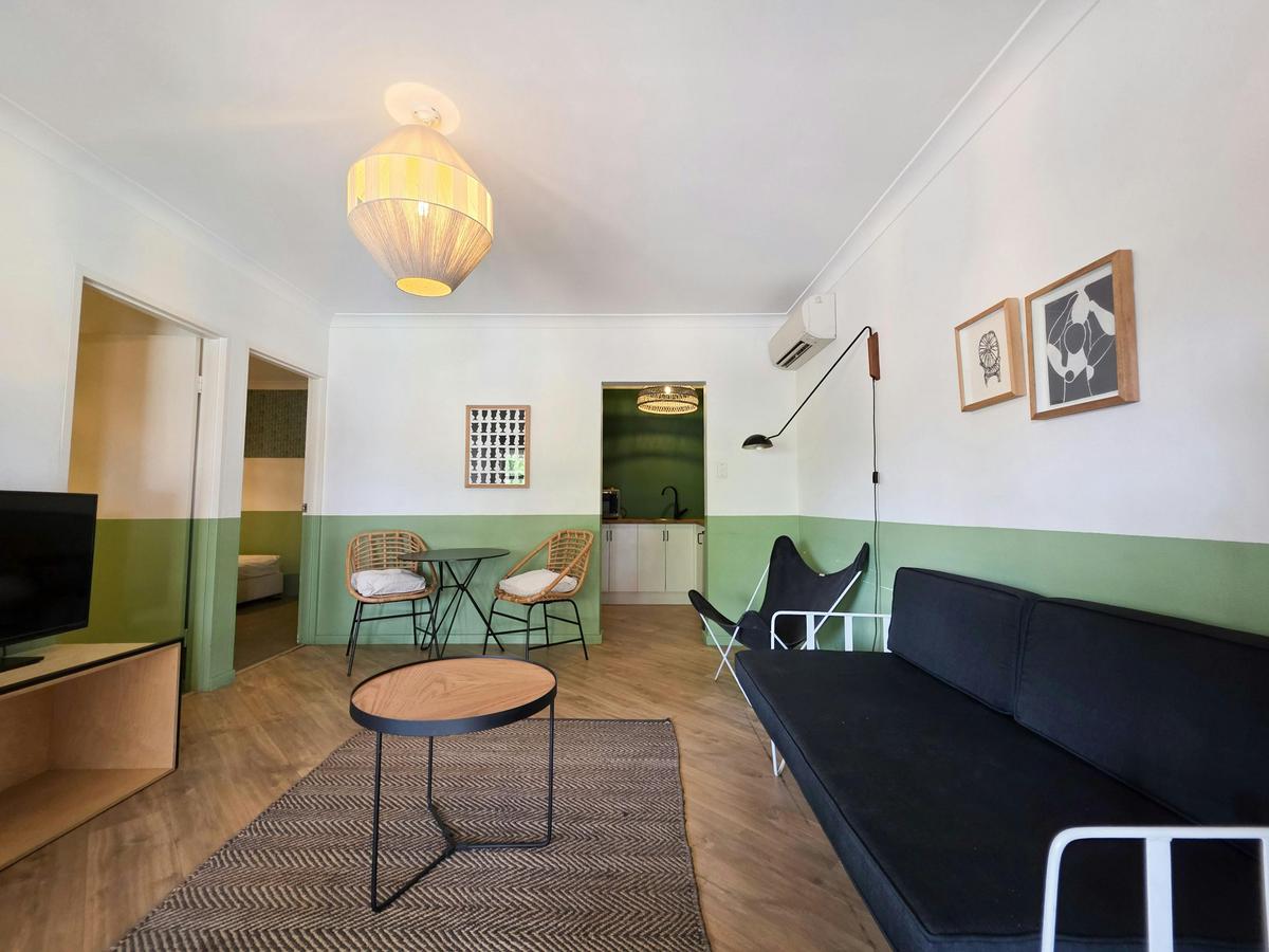 El Toro Motel, Warwick Farm NSW - Toro Suite (Two Bedroom, Kitchenette) - Living Area