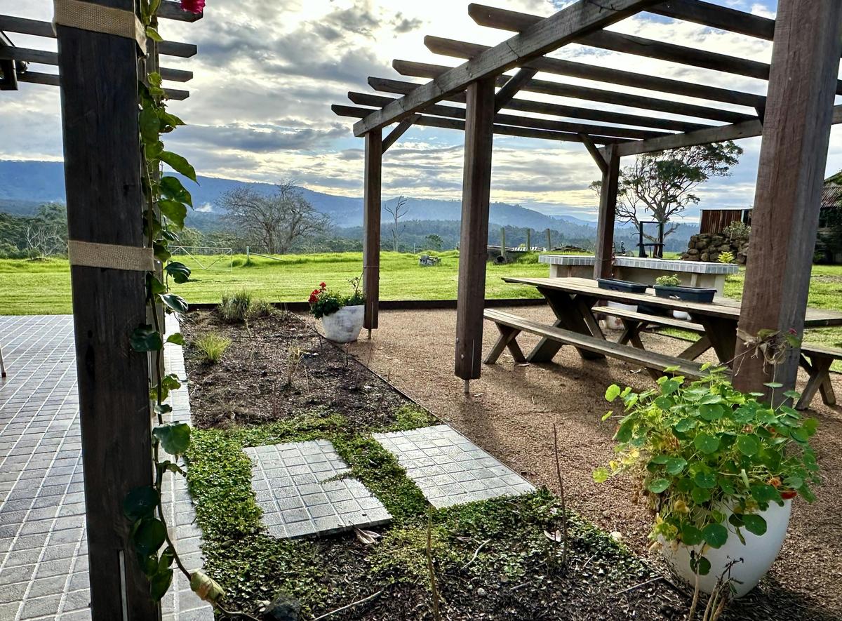 Expansive outdoor dining with views to the Budawangs