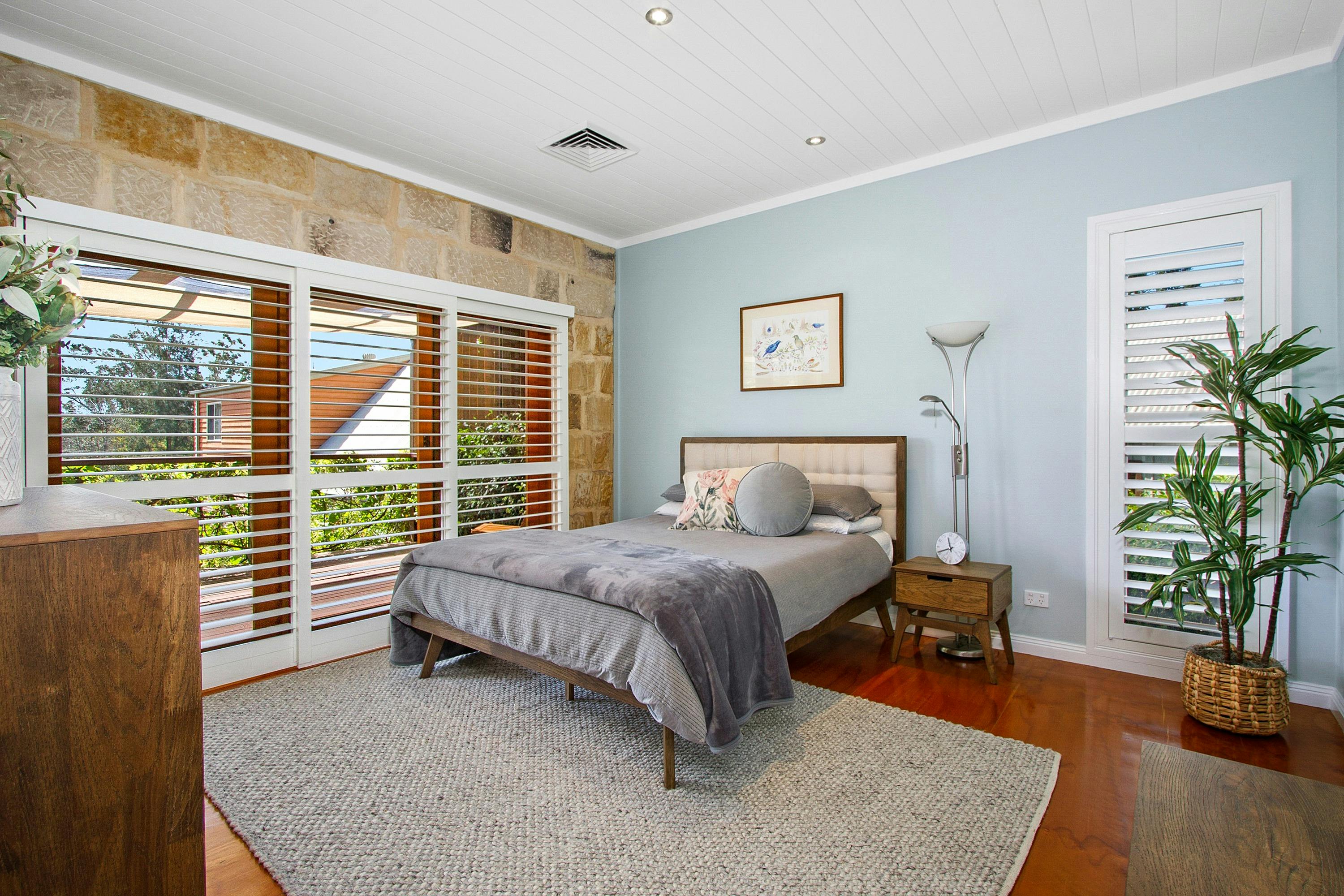 Main bedroom- queen bed