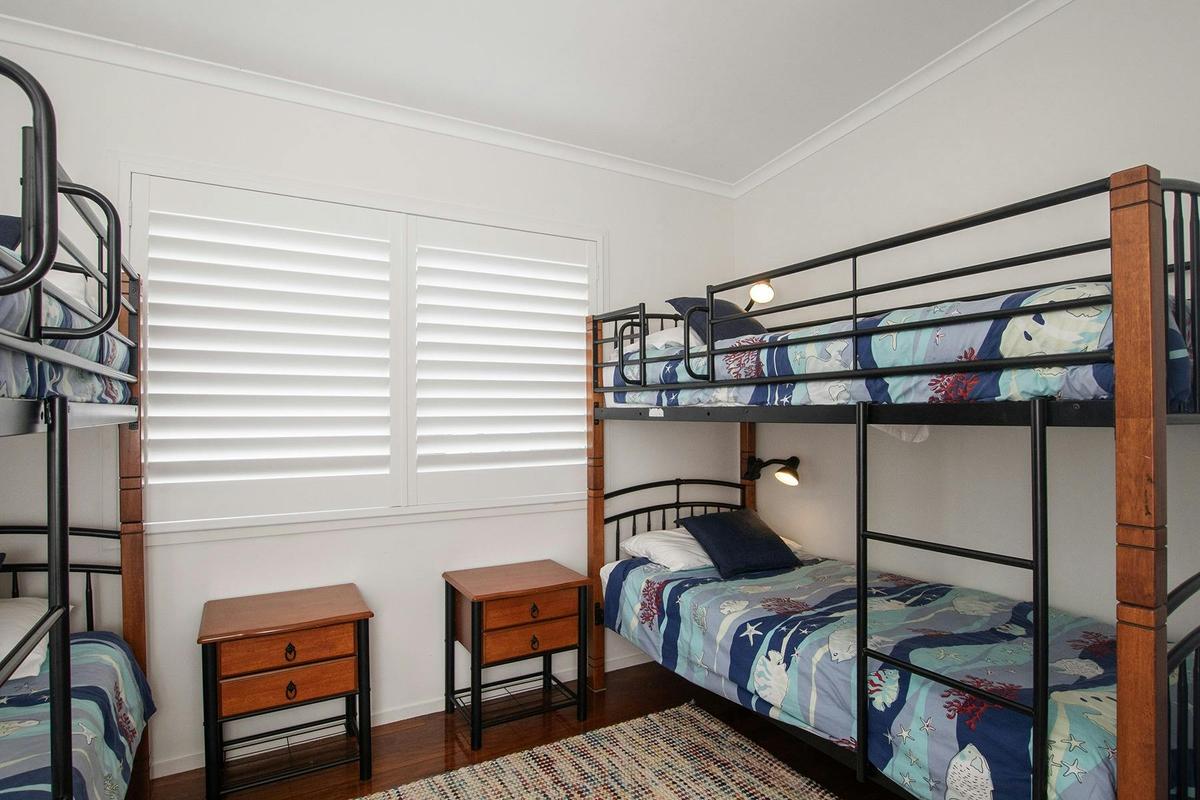 2 bunk beds sleeps 4