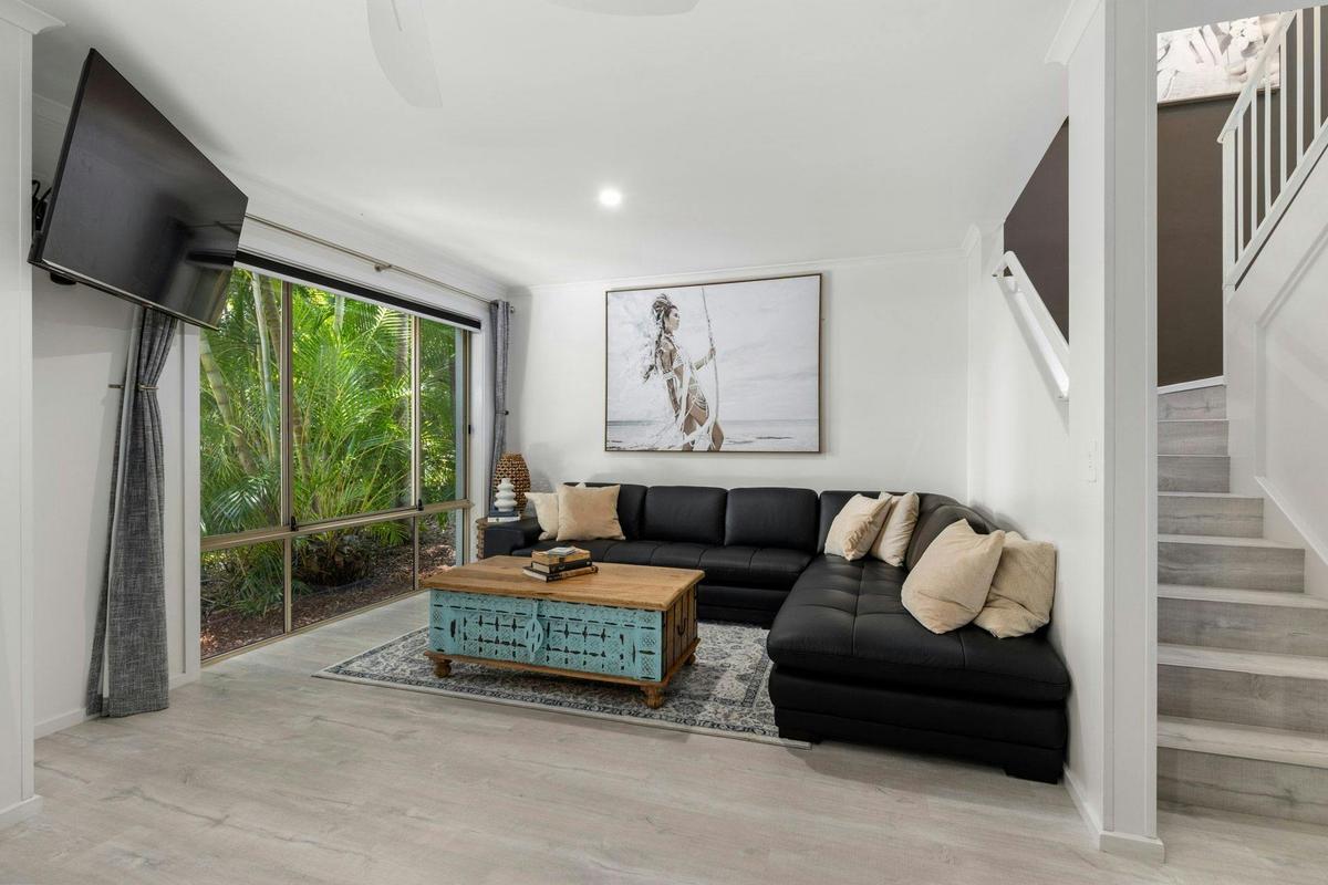 Lounge Room - Smart TV , Free Wi-Fi and Netflicks