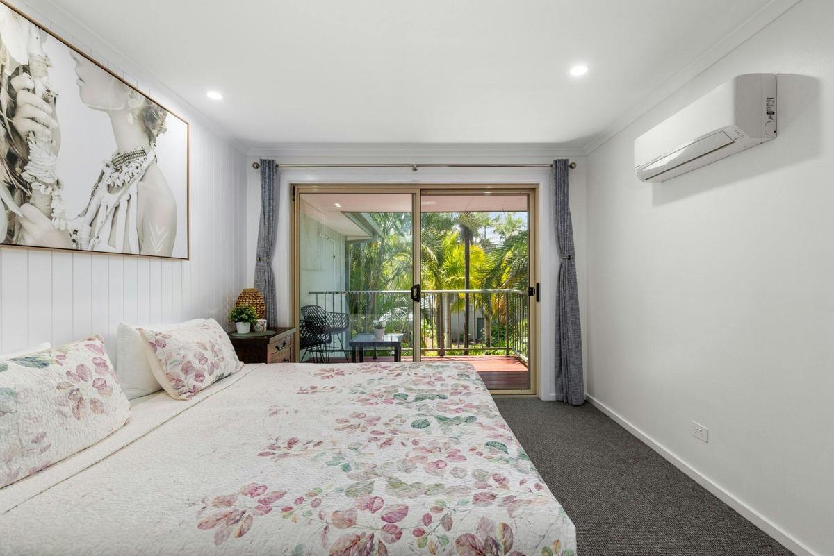 Main Bedroom - Private Patio, King Sized Bed, Luxury Linen, Walk in Wardrobe