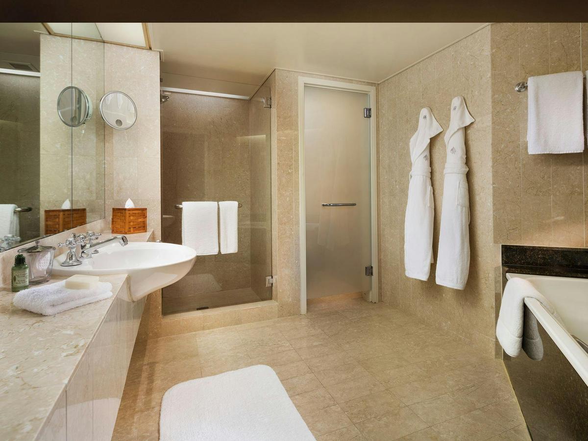 Full Harbour View Junior Suite Bathroom