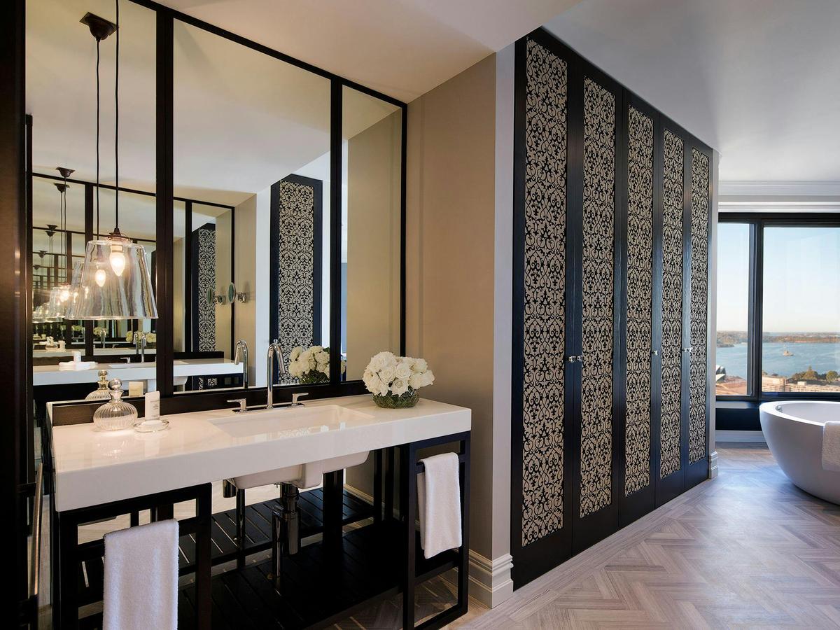 Deluxe Royal Suite Bathroom