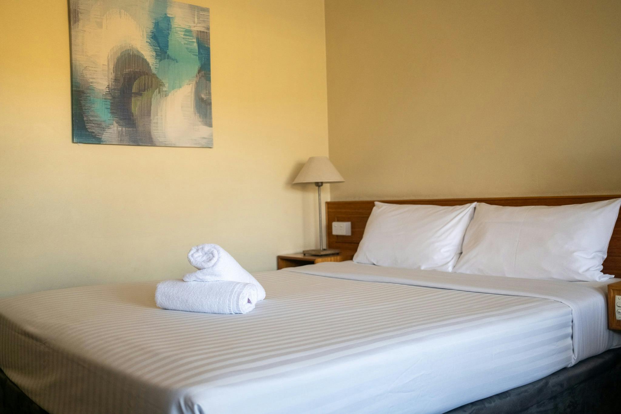 Queen bed at the Gateway Motor Inn Narrandera