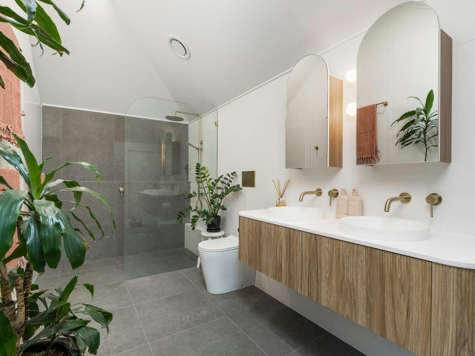 Master Ensuite at Elegant Prince Retreat