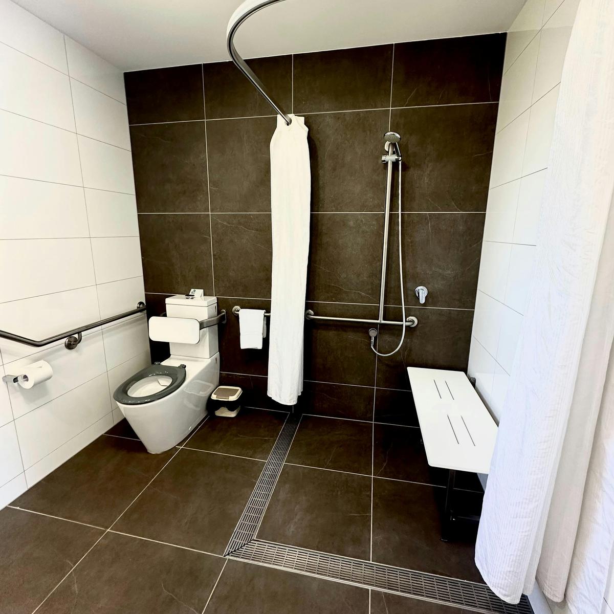 Accessible room - Bathroom