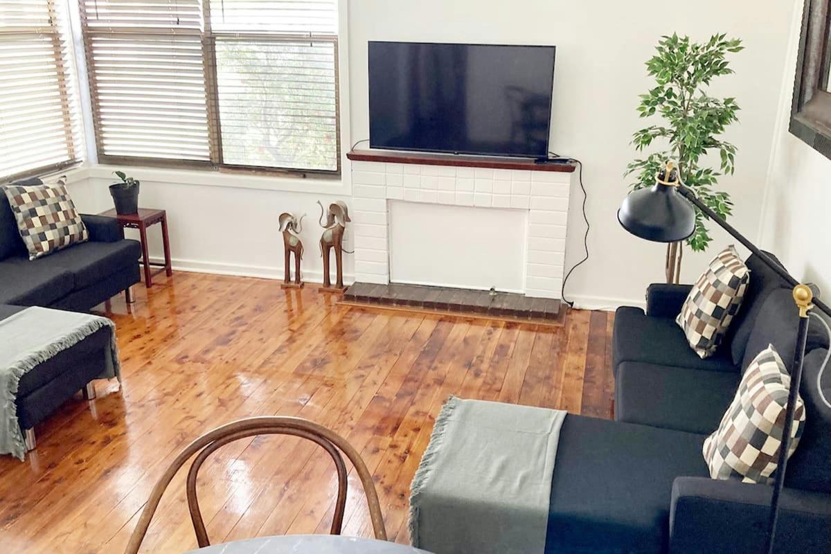 Lounge & Dining