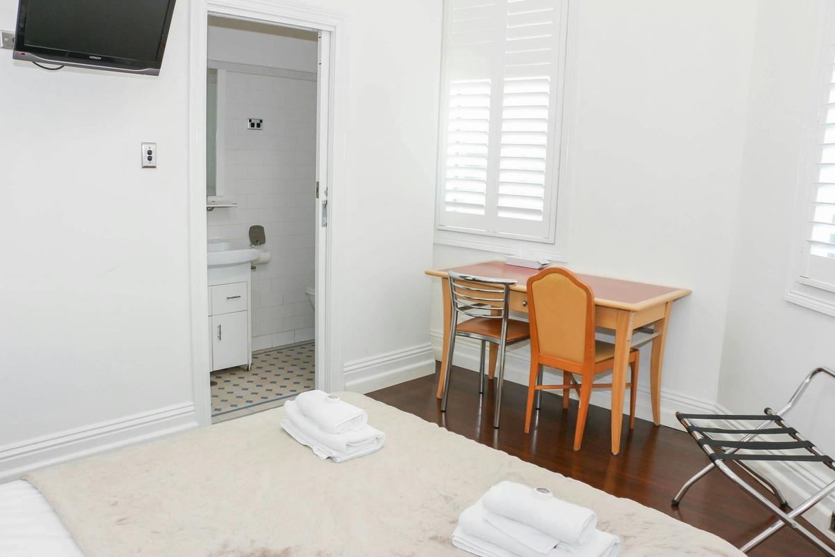 The Glasgow Arms Hotel, Ultimo NSW - Queen Room, Ensuite
