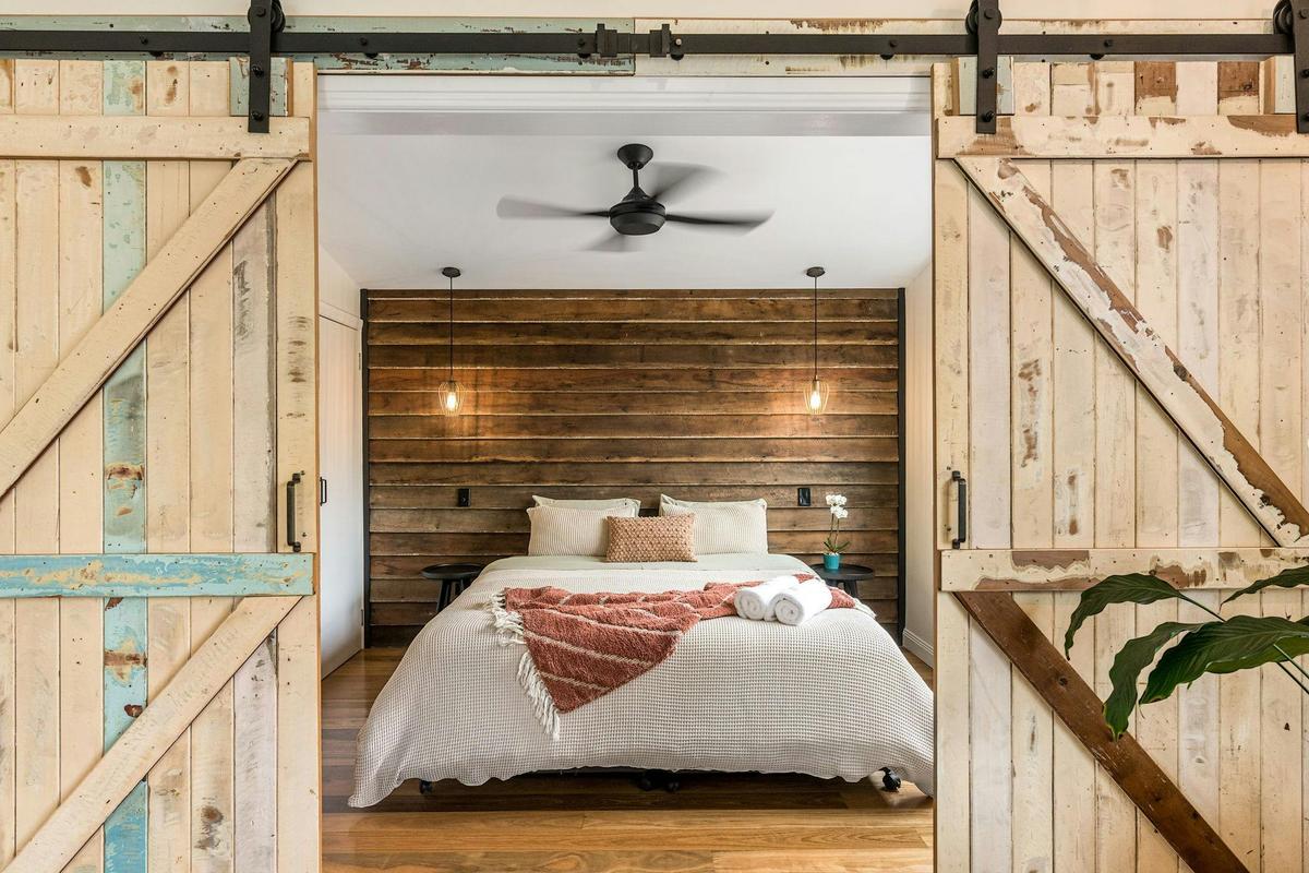 Rustic 1 Bedroom cottage Poppy with King bed and fireplace at Coopers Shoot