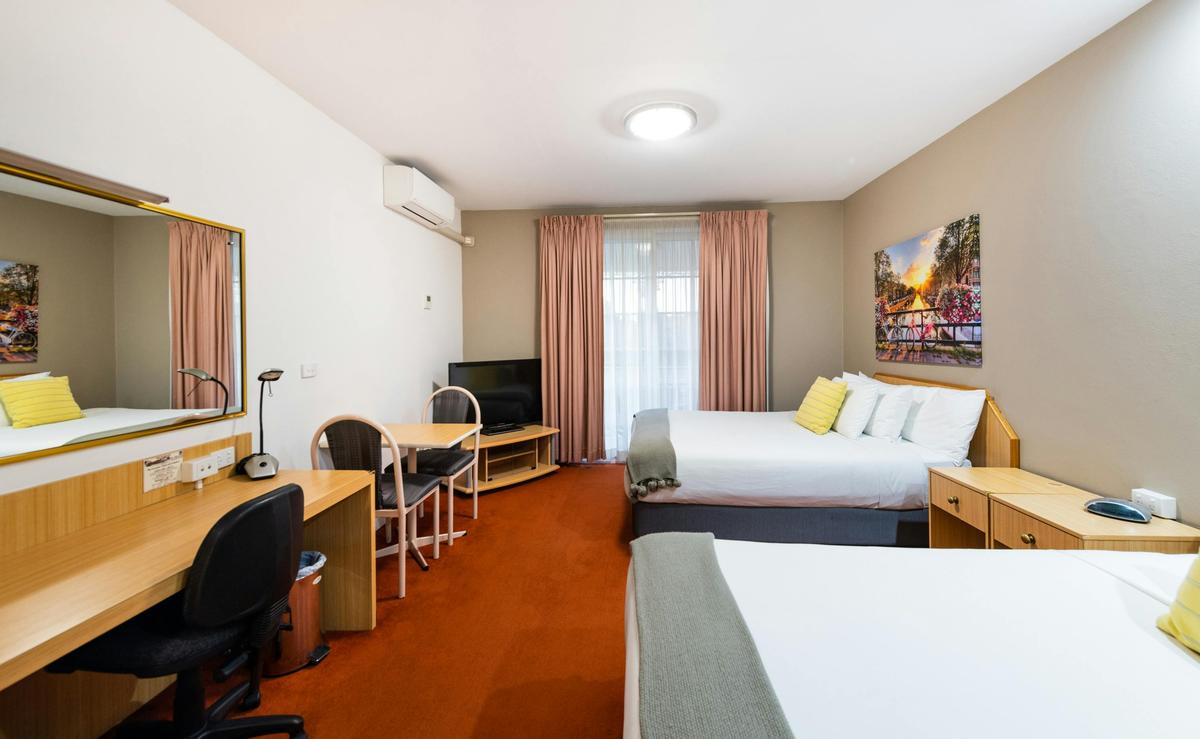 Golden Age - Deluxe Twin Queen Room