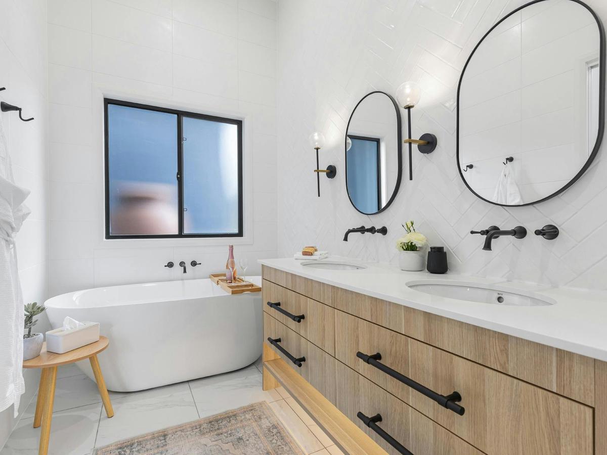 Fore Seasons main bathroom complete with bath