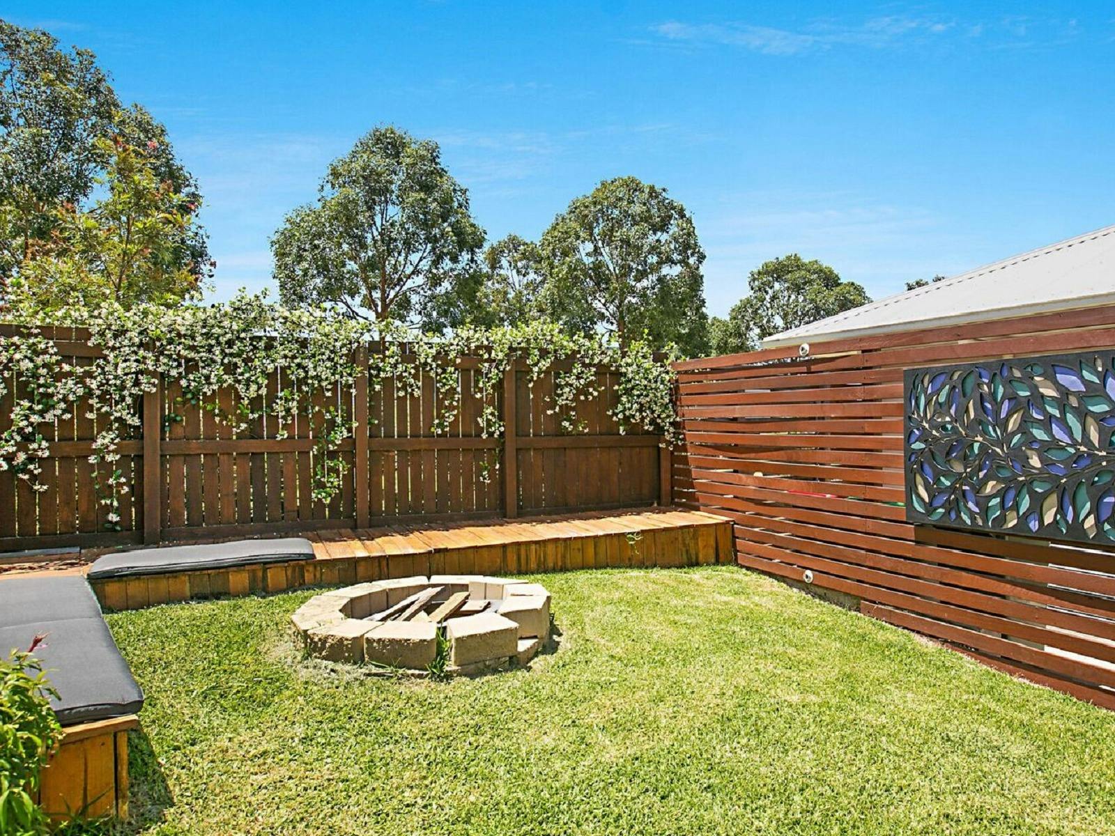 Vino E Golf outdoor firepit and entertainment area