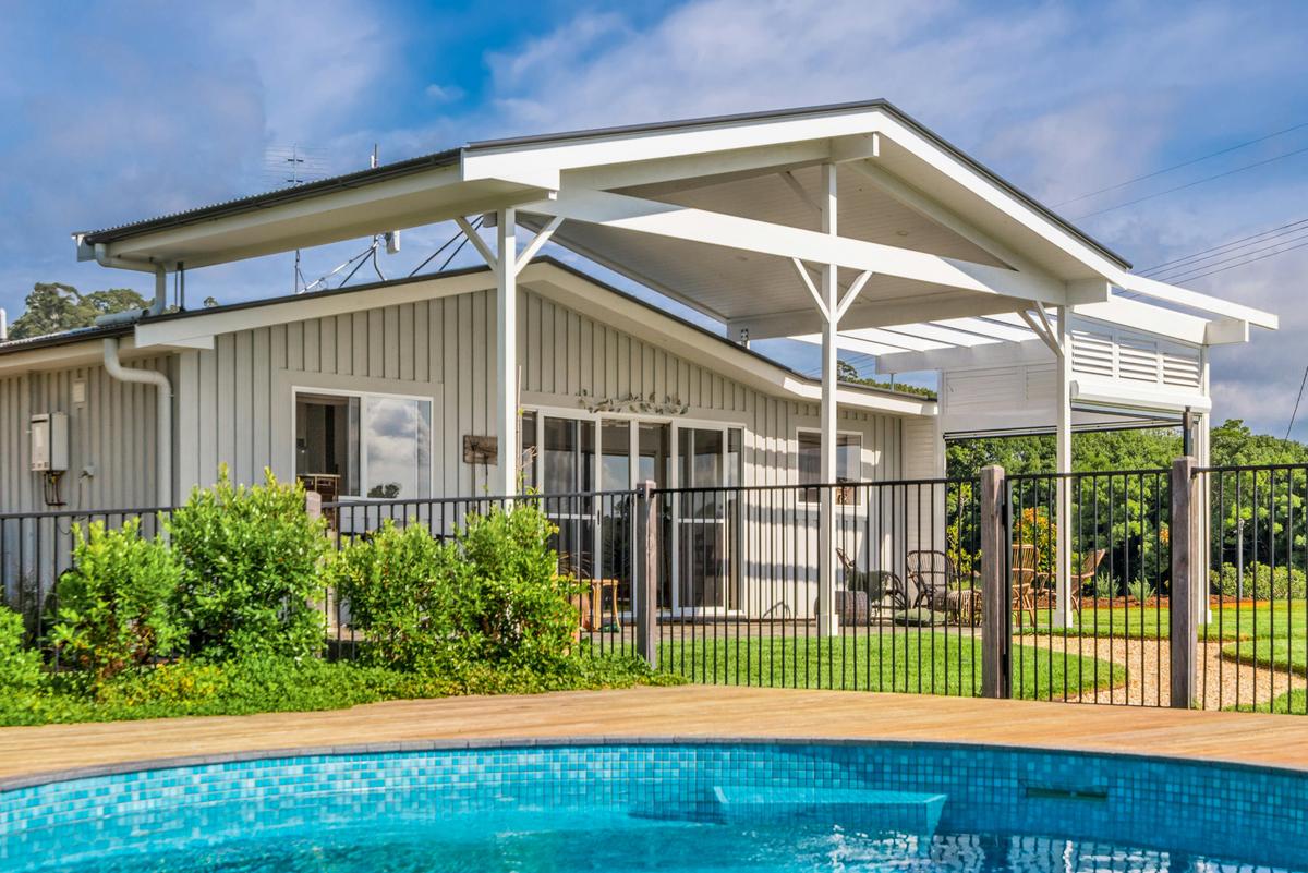 Heartwood Farm Cottage and heated pool