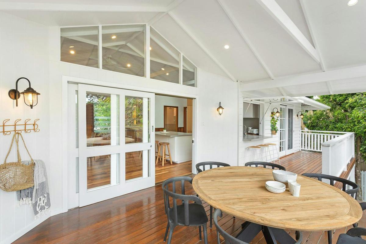 Golden Hus - South Golden Beach - Outdoor Dining on Veranda