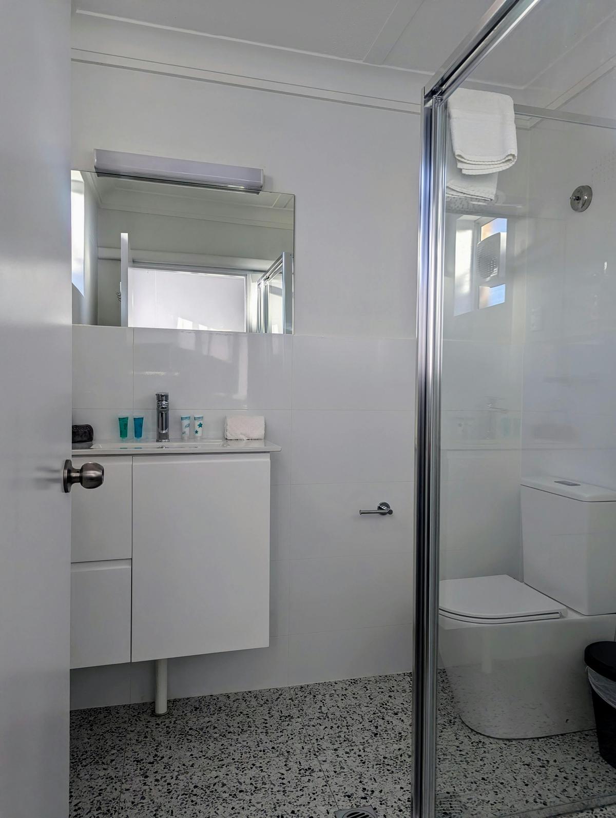 Twin Motel room Bathroom