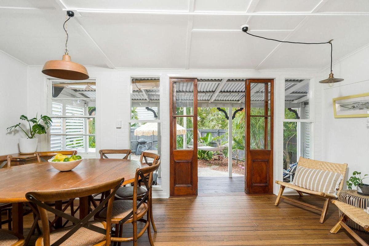 Gidgets - Byron Bay - Dininh Area flow to Outdoor Area
