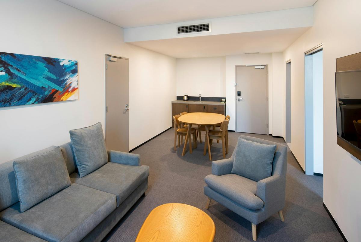 Kitchenette & dining area