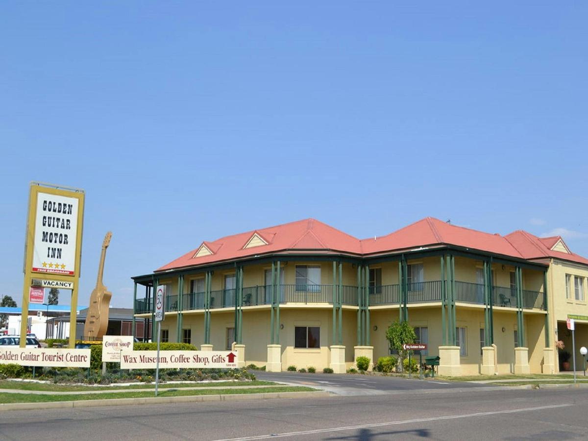 Golden Guitar Motor Inn Entrance