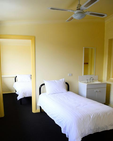Grafton Hotel, Grafton NSW - Group Room (Sleeps 5), Shared Bathroom
