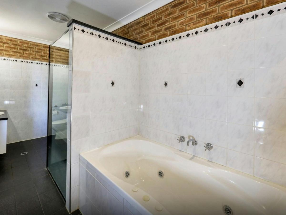 Executive King Bathroom