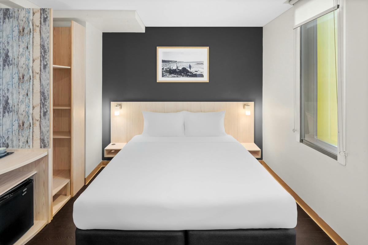 Superior King Room with ibis Sweet Bed, 55-inch Smart TV, complimentary Wi-Fi and Chromecast.