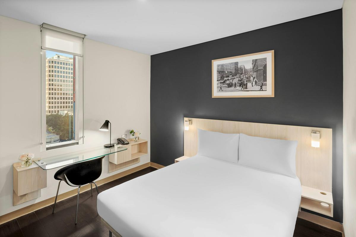 Standard Queen Room, featuring the signature ibis Sweet Bed, a 55-inch Smart TV, complimentary Wi-Fi
