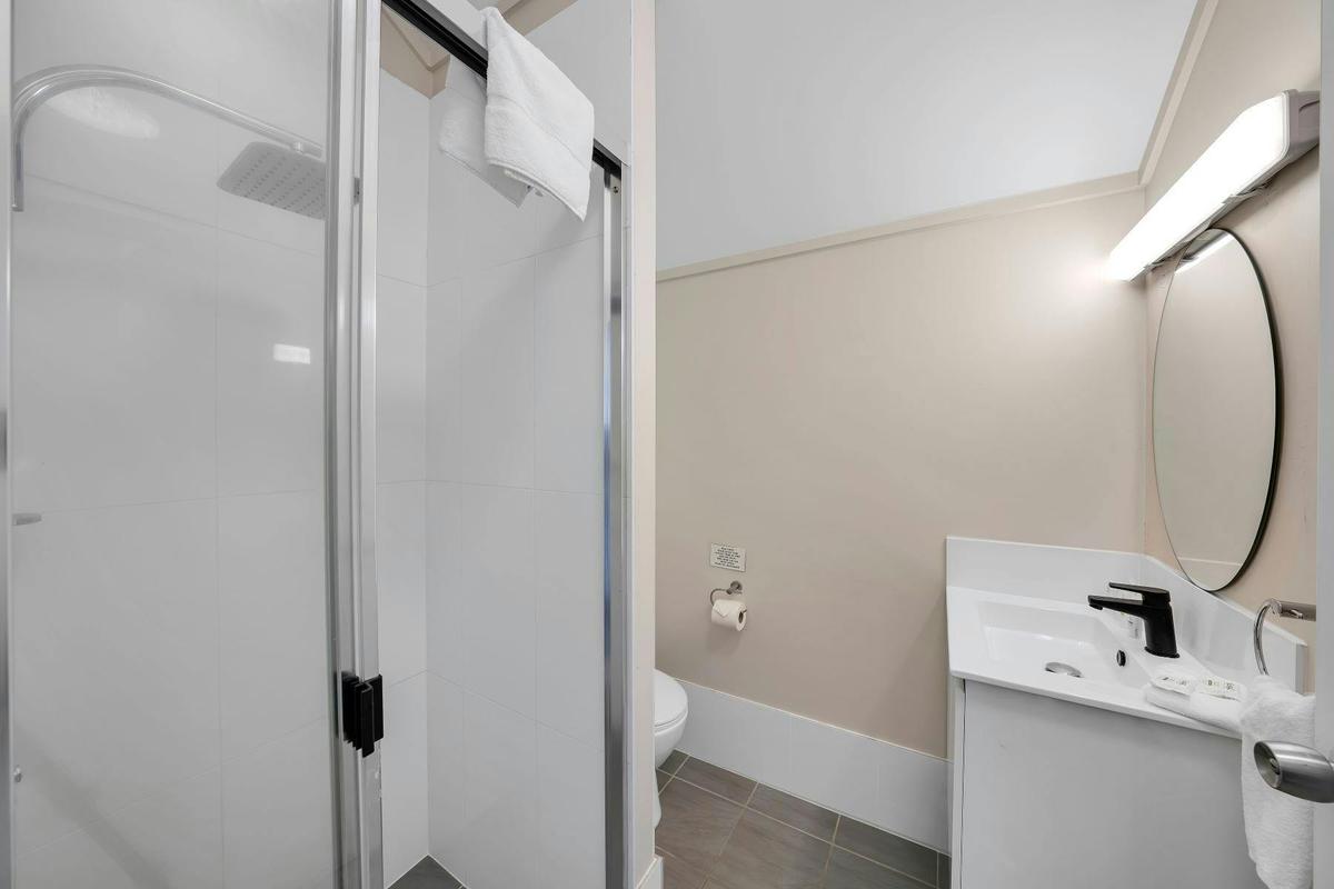 1 Bedroom Parkview Cabin Bathroom