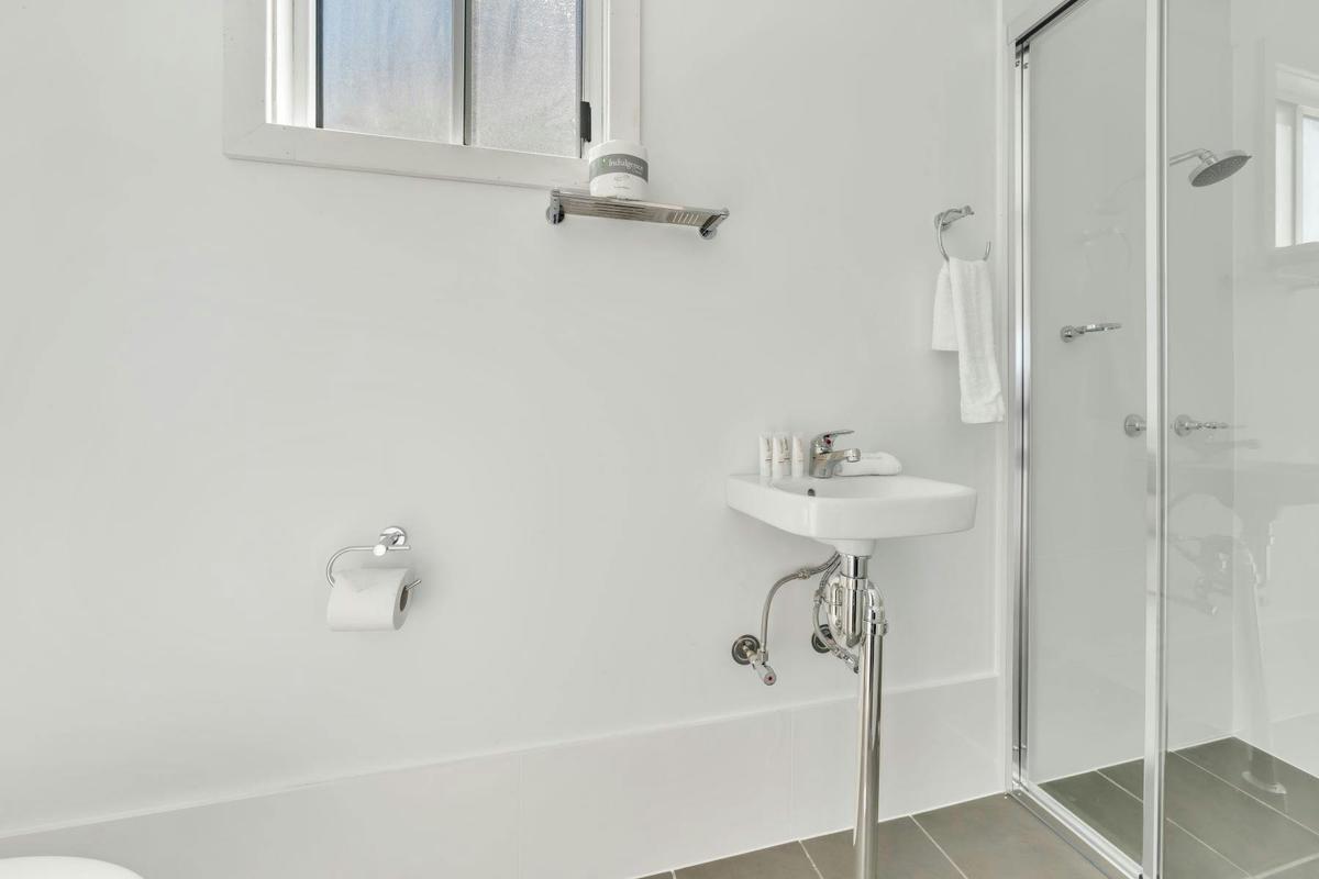 Studio Cabin Bathroom