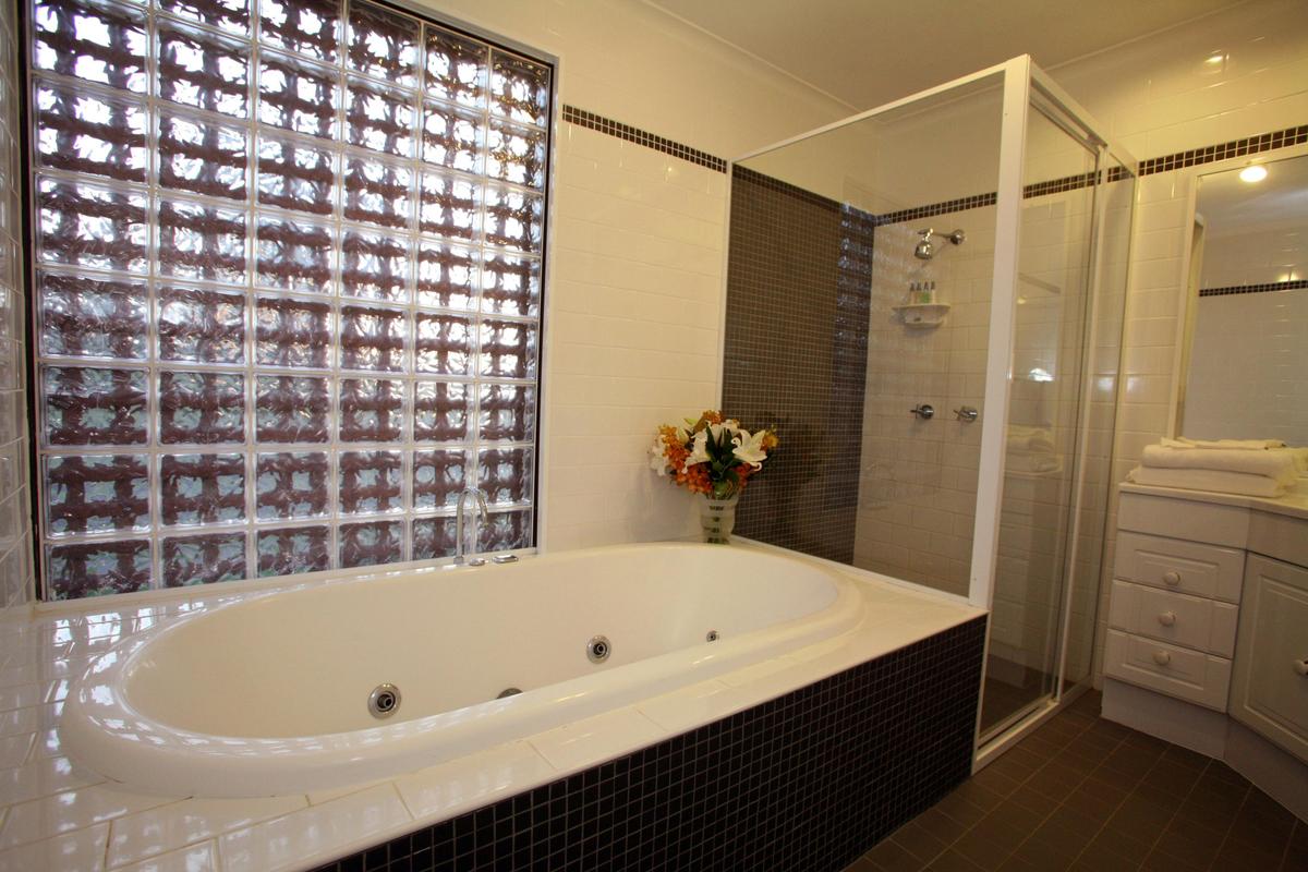Spa Cottage bathroom