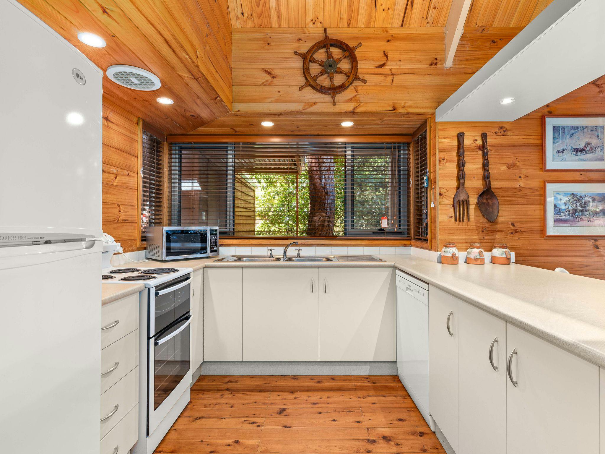 Halcyon on the Basin by Experience Jervis Bay