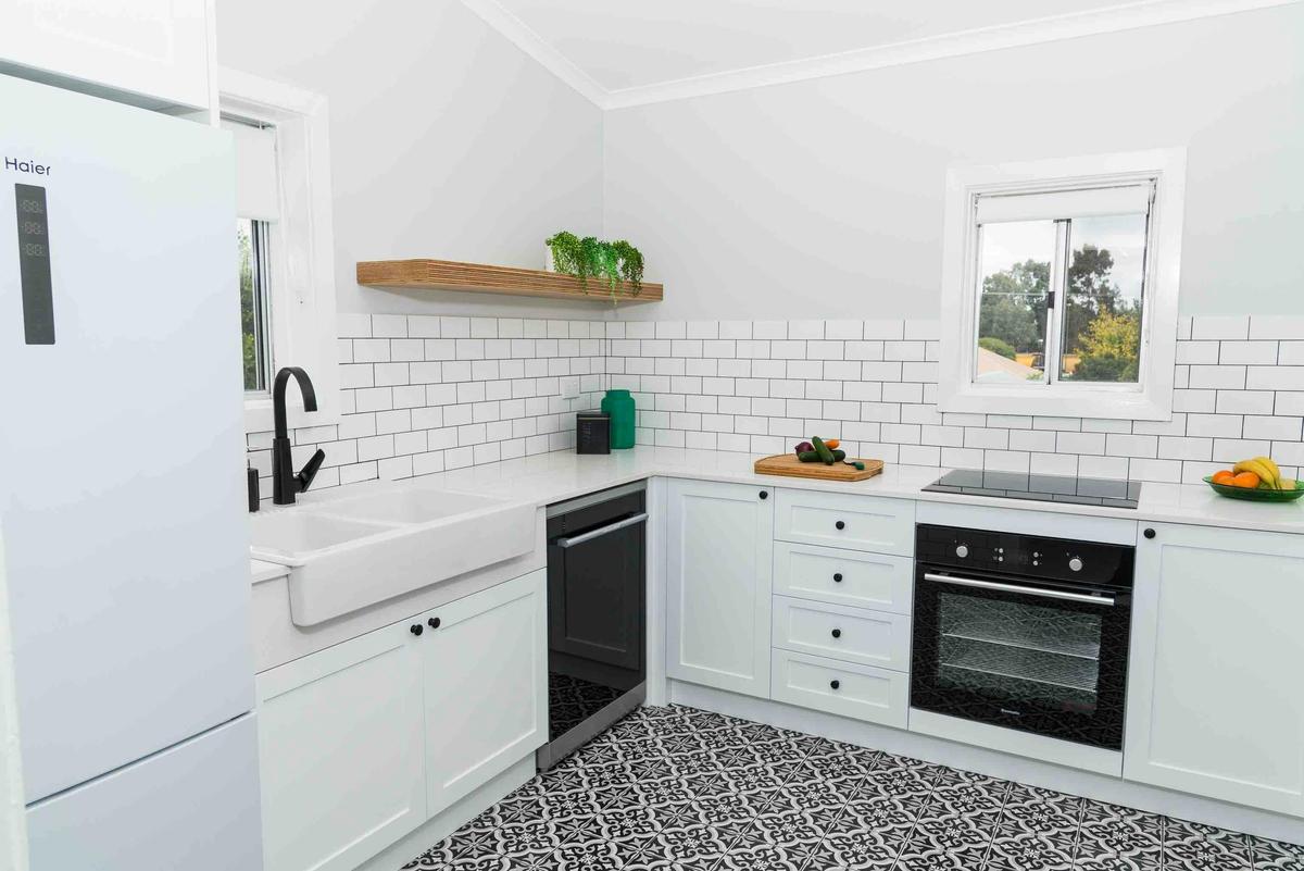 Kirsten Accommodation Parkes Deluxe cottage fully equipped Kitchen