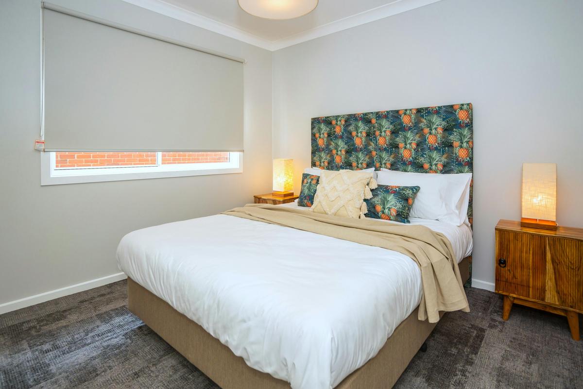Kirsten Accommodation Parkes 3-Bedroom Villa Queen size bedroom