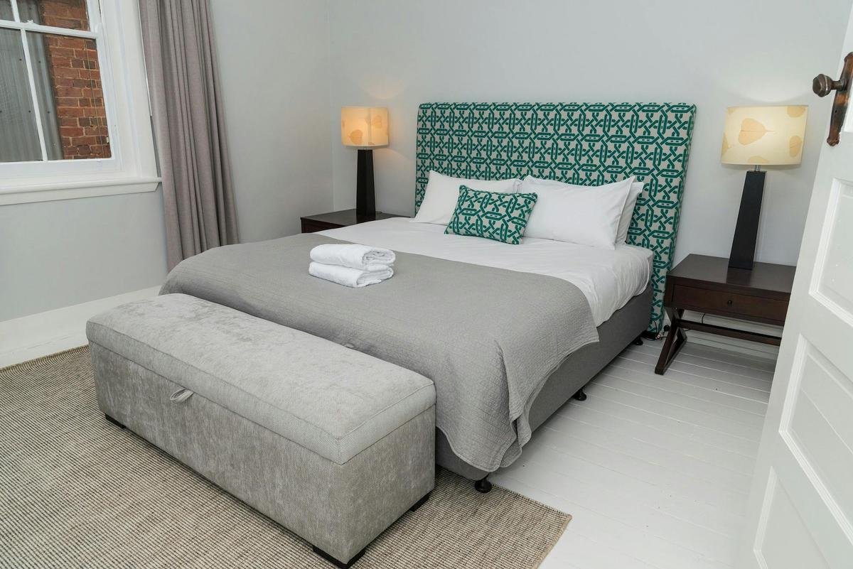 Kirsten Accommodation Parkes Deluxe cottage second King size bedroom.