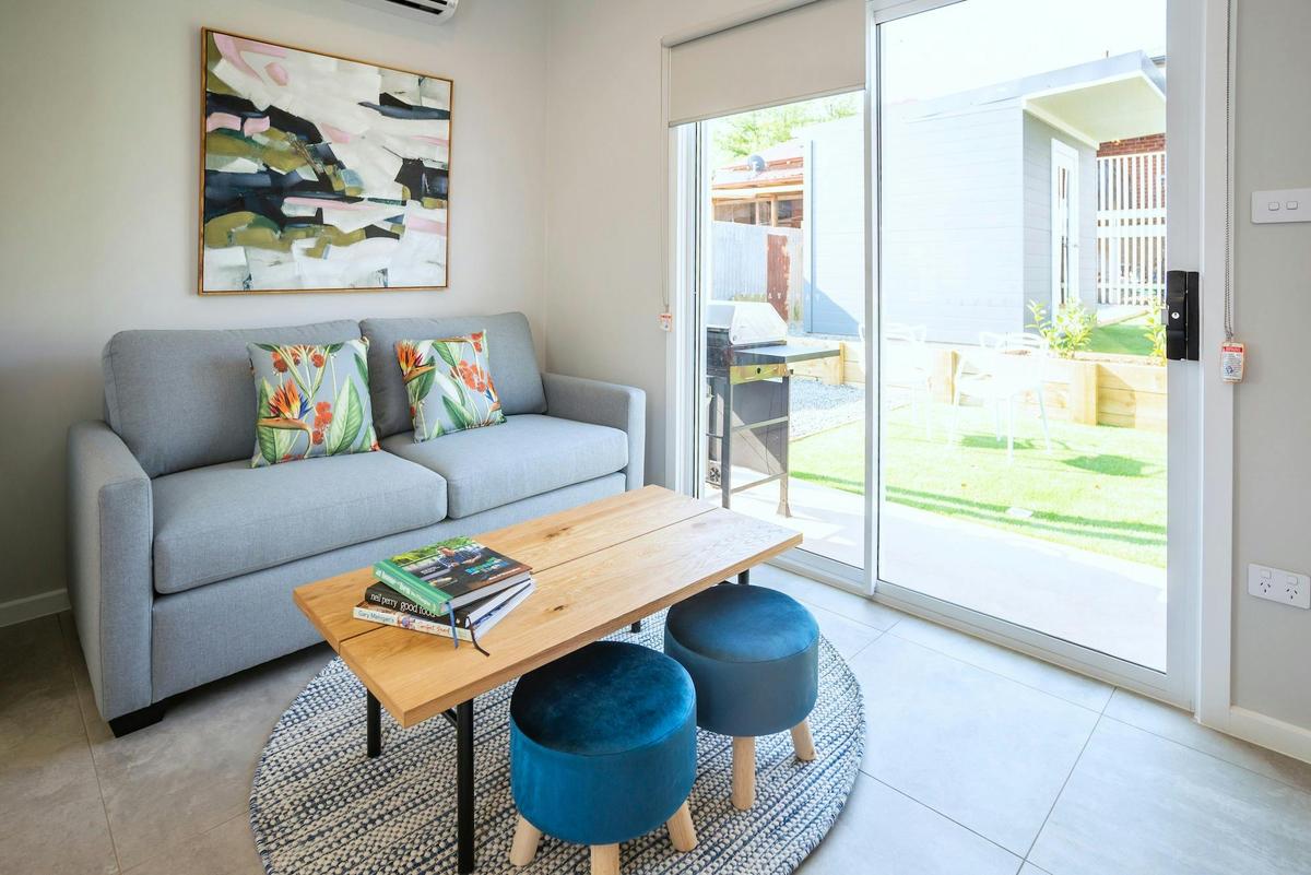 Kirsten Accommodation Parkes one bedroom villa Open plan lounge room