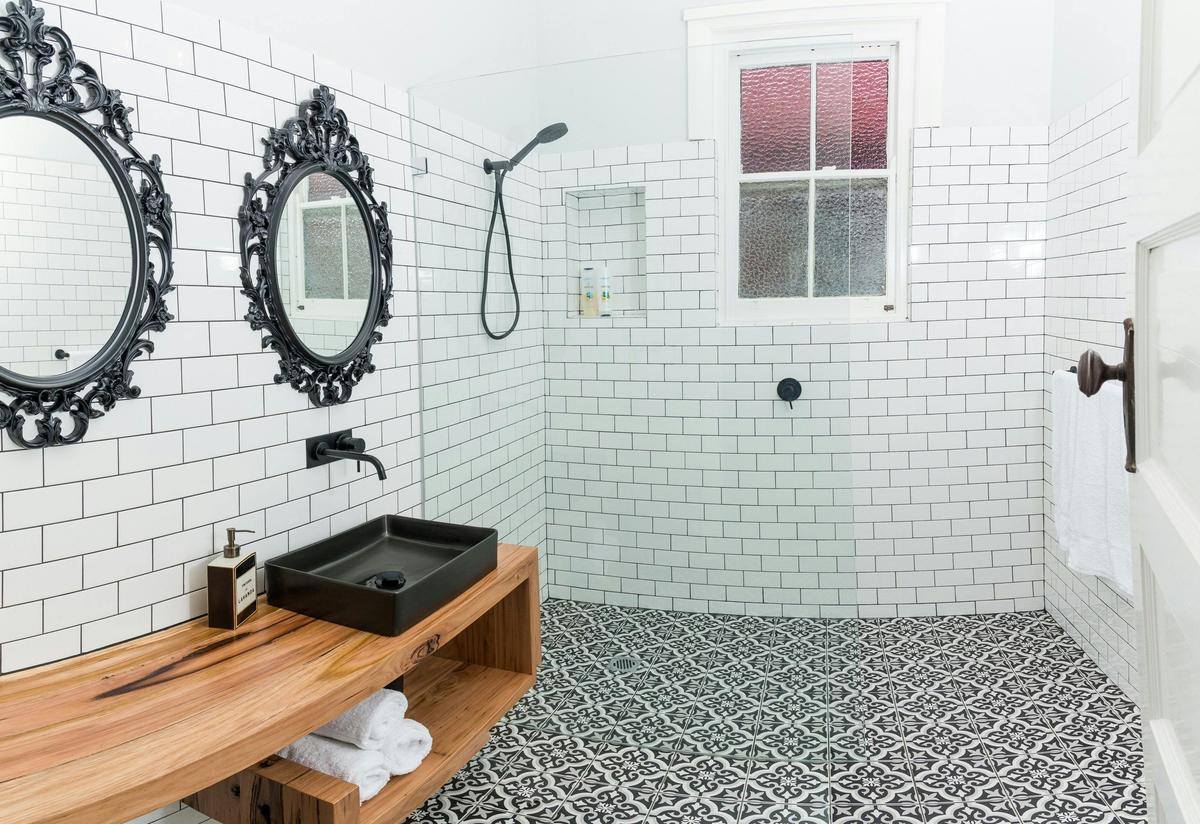 Kirsten Accommodation Parkes Large Bathroom