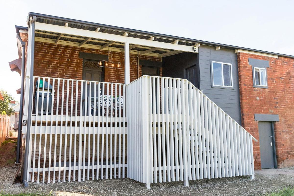 Kirsten Accommodation Parkes Deluxe cottage rear veranda with dining & BBQ.