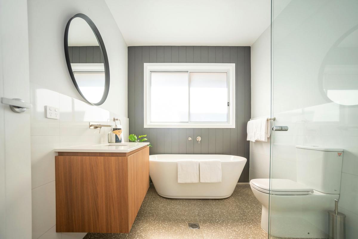 Kirsten Accommodation Parkes 3-Bedroom Villa Main bathroom with bath tub