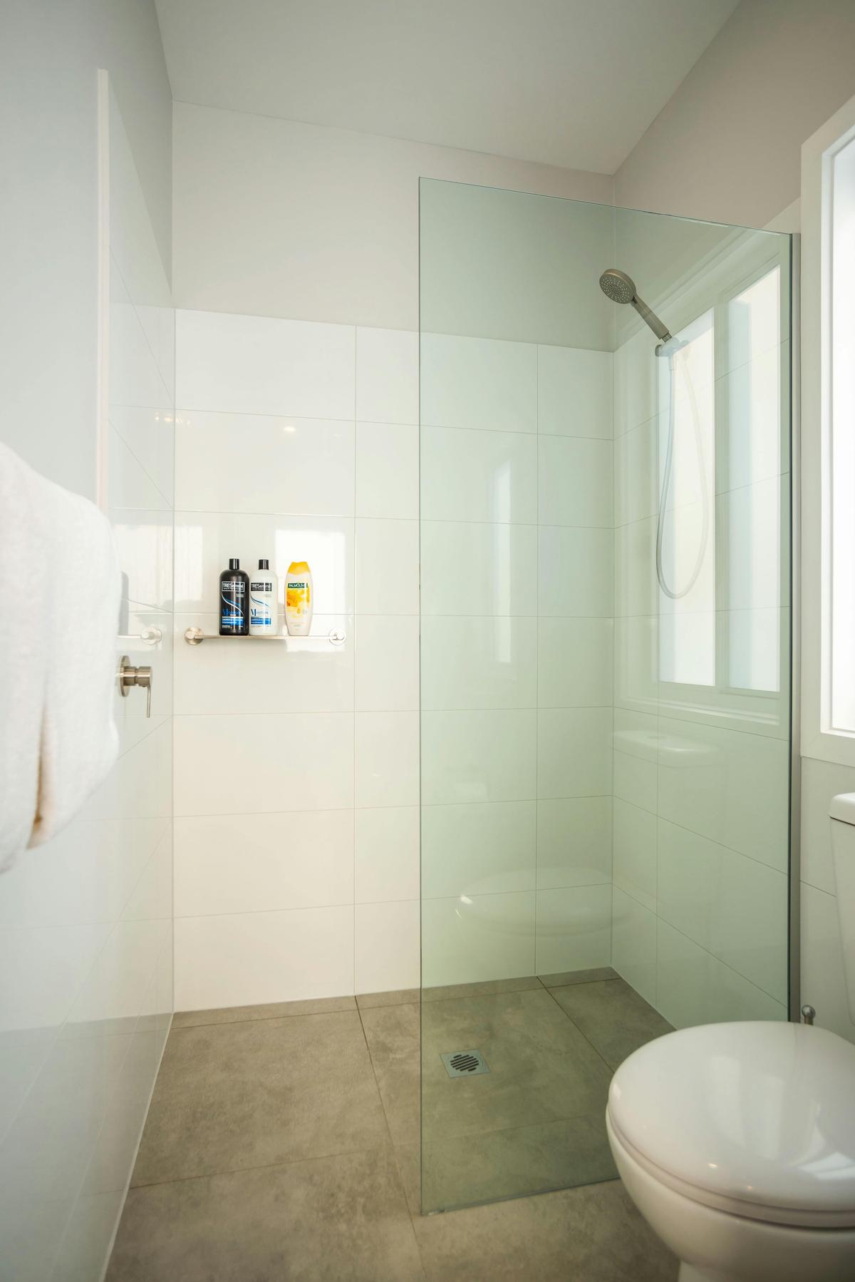 Kirsten Accommodation Parkes one bedroom villa step through shower